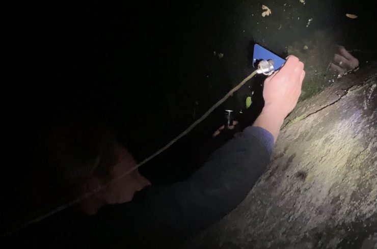 Ein iPhone 12 Pro wurde mit einer Stange mit Magneten am anderen Ende aus einem Kanal'gefischt'