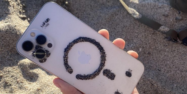 iPhone 12 Pro sammelt Eisen aus Sand mit MagSafe-Magneten