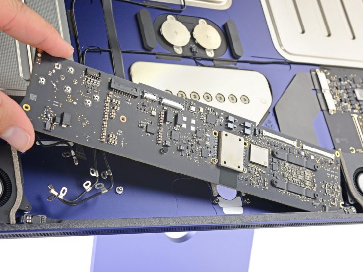 M1 iMac Teardown enthüllt a Kleiner Computer in einem großen Gehäuse, wobei die Anzeigebaugruppe durch Klebstoff gehalten wird