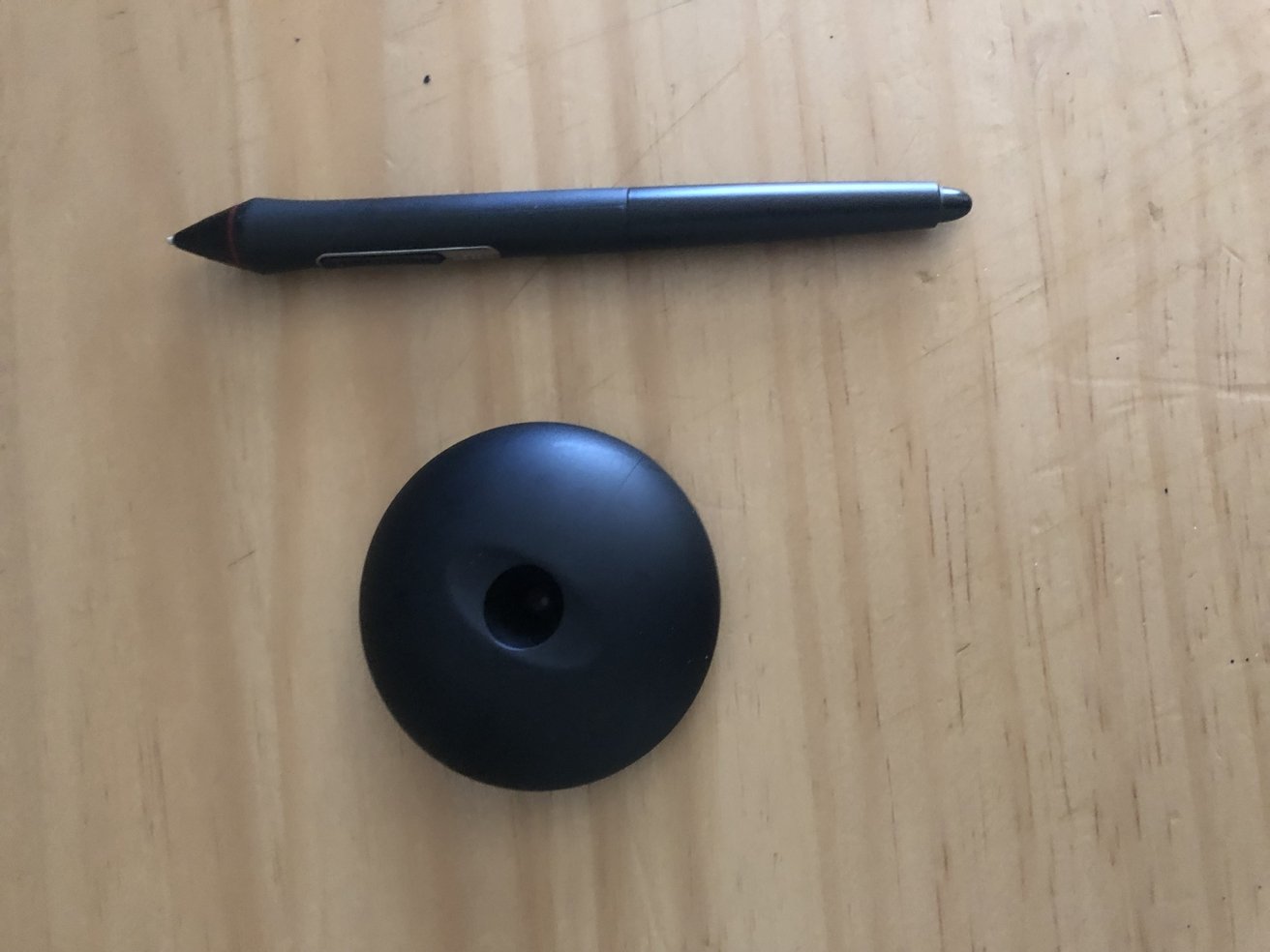 Der Stylus und das Holster von Wacom sind im Paket enthalten.