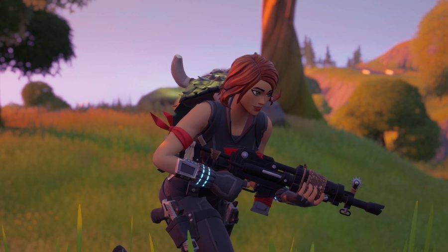 Die Spielerin trägt einen Jägermantel auf dem Rücken, eines der Handwerksgegenstände in Fortnite