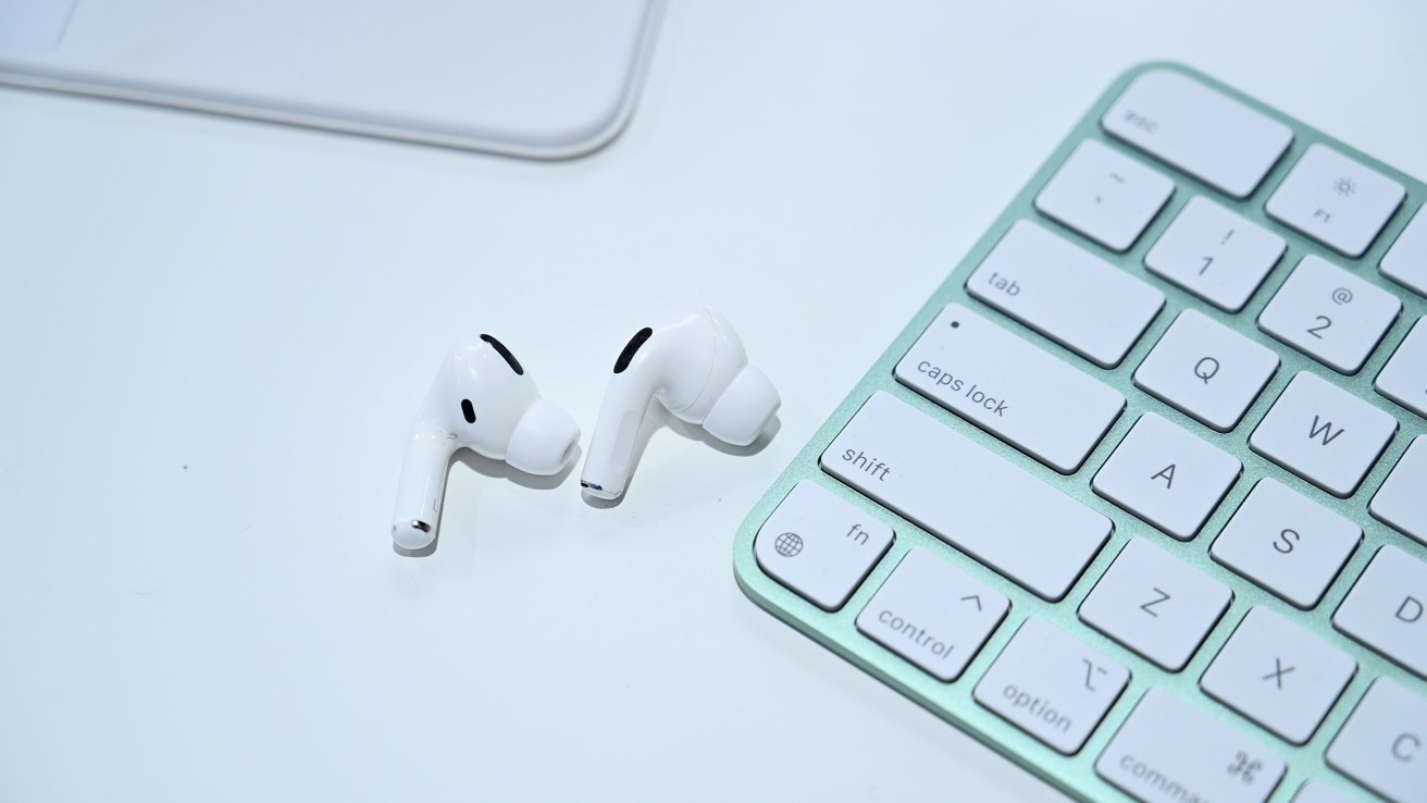 AirPods Pro junto al nuevo teclado iMac