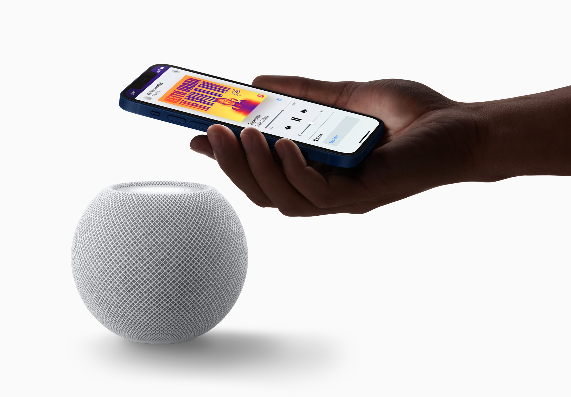 Gráficos promocionales de Apple que muestran una mano sosteniendo un iPhone 2 cerca de un mini altavoz inteligente HomePod