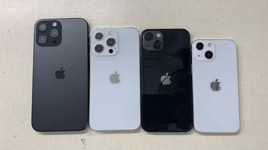 Las Unidades Ficticias De La Familia Iphone 13 Sonrien Para La Camara Es Atsit