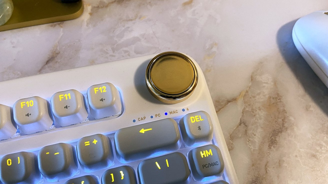 El teclado es compatible con diseños de Windows y macOS, y cuenta con botones de acento dorado