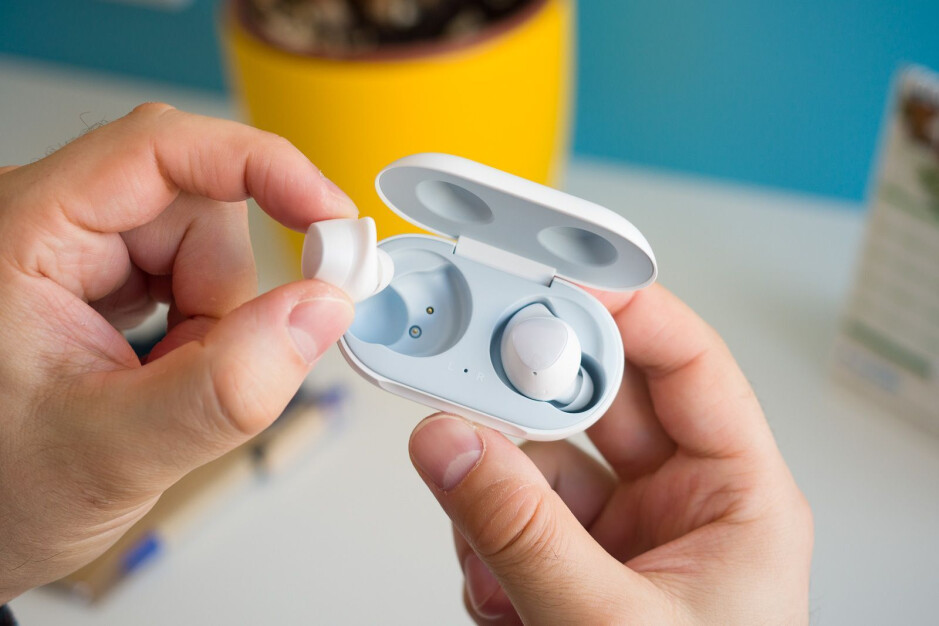 Как подключить наушники air buds. Galaxy Buds. Galaxy Buds 1. Galaxy Buds Live. Ремонт наушников Samsung Galaxy Buds.
