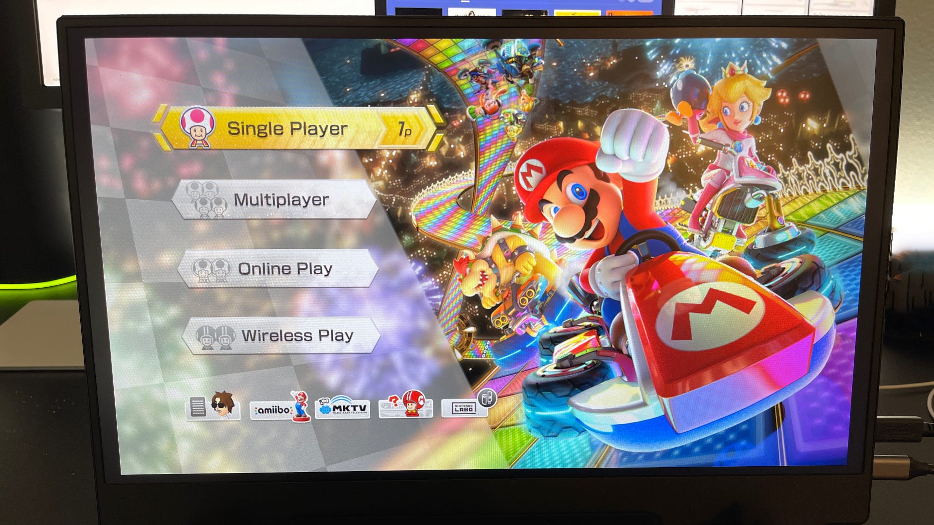 Vissles-näyttö, jossa näkyy Mario Kart 8 Deluxe, kun se on kytketty Nintendo Switchiin