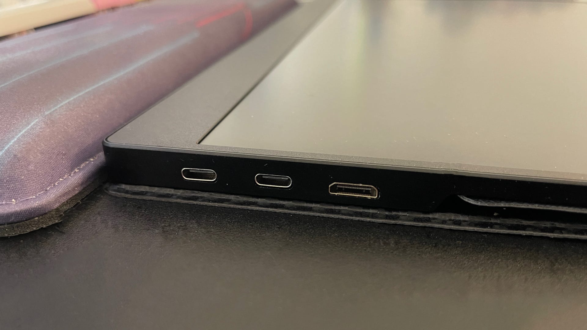 Kaksi USB-C-porttia ja mini-HDMI-portti Vissles-monitorille