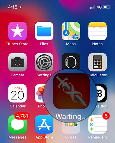 Écran d'accueil iPhone avec application en attente de téléchargement