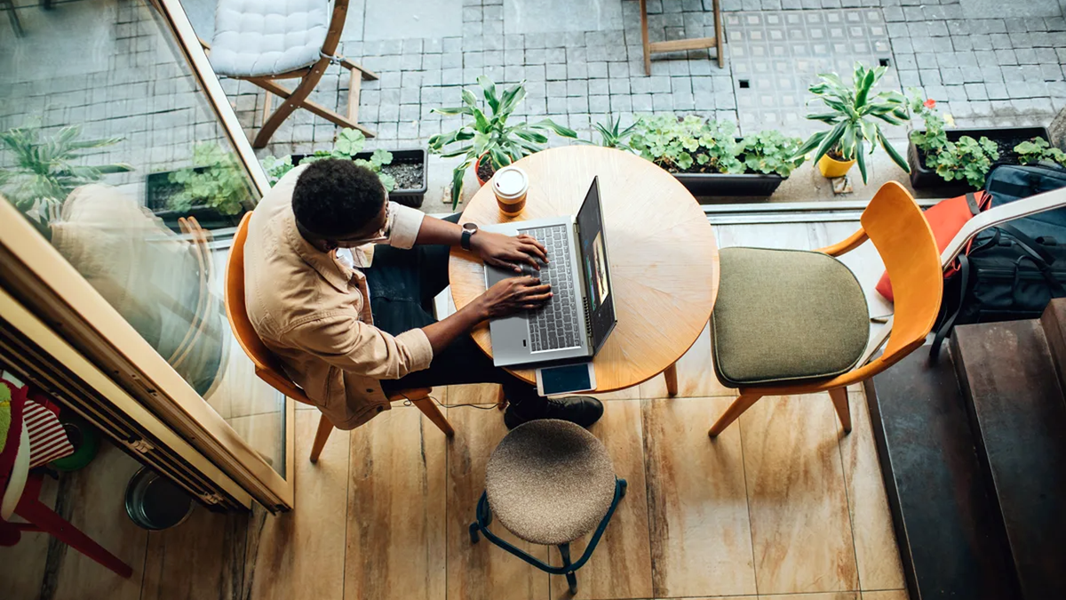 Personne travaillant sur l'ordinateur portable Acer Swift X dans un café