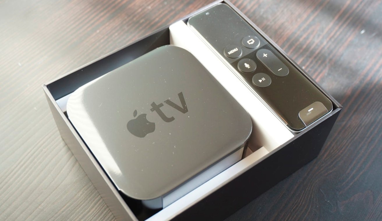 La première version de la télécommande Siri avec la première Apple TV de quatrième génération
