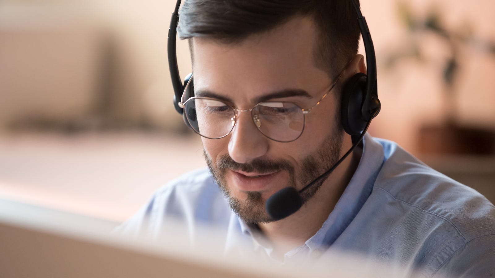 Homme portant un casque lors de l'utilisation d'un ordinateur