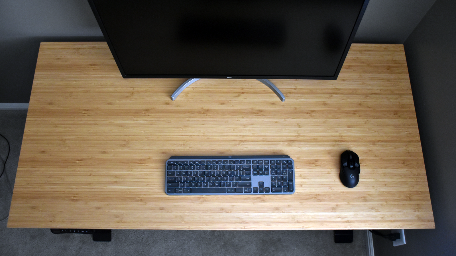 Vue de haut en bas du bureau avec juste un clavier, un moniteur et une souris dessus