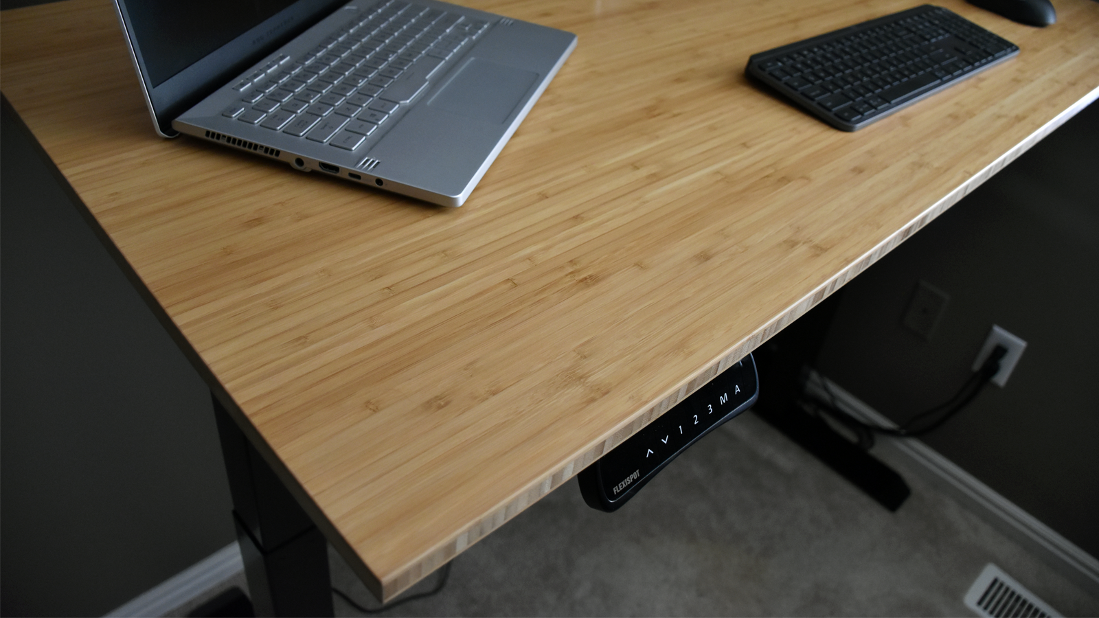 Vue d'angle du bureau, avec ordinateur portable et clavier dessus