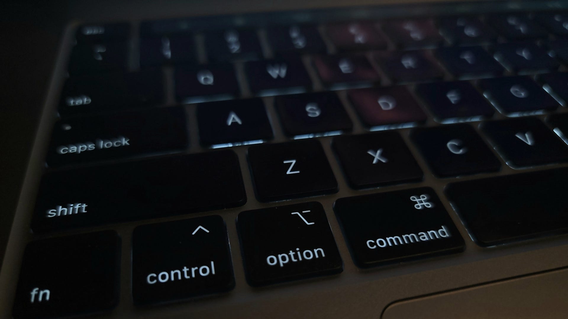 Apple keeyboard backlight glow