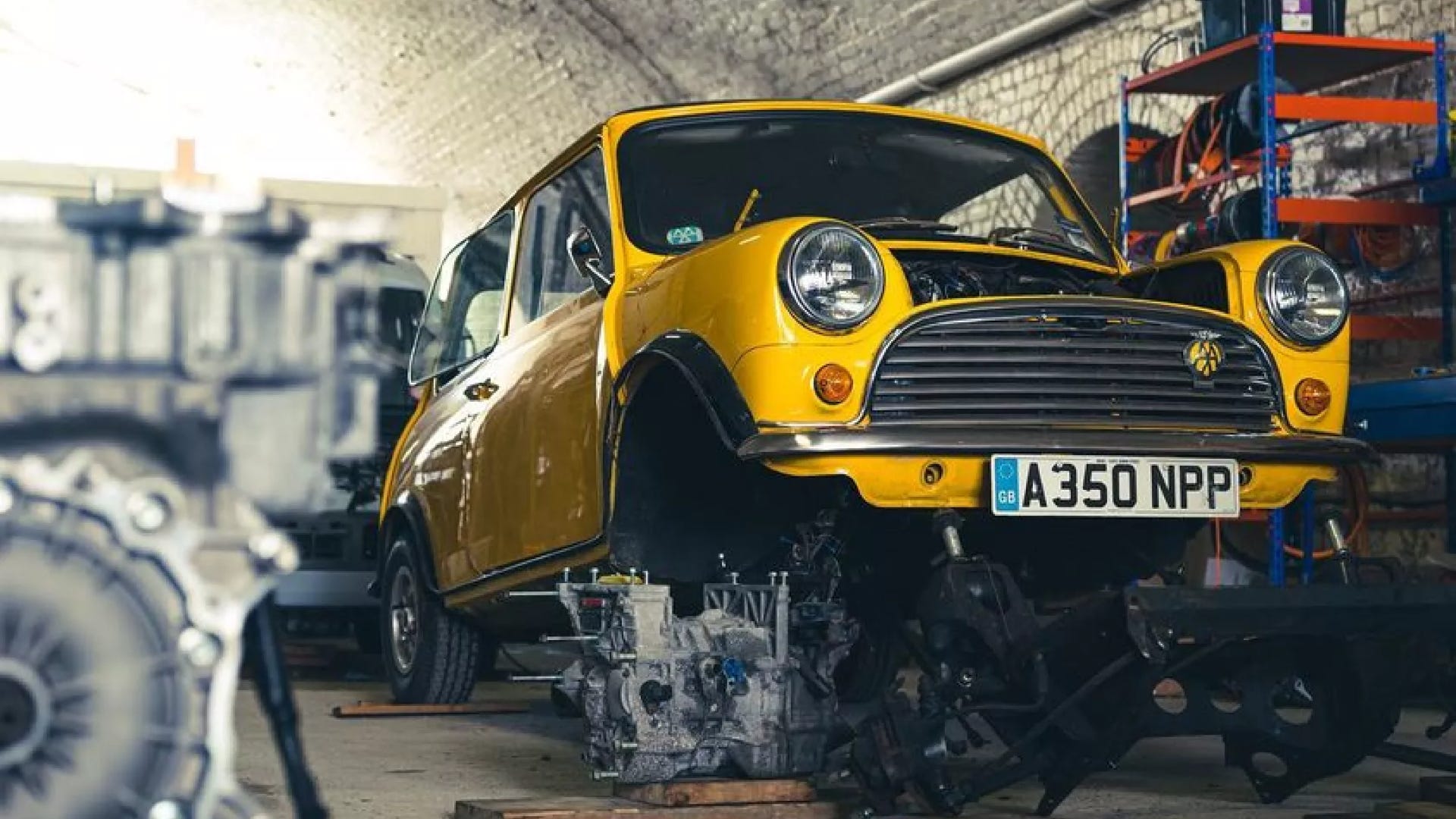 Mini voiture en cours de conversion électrique