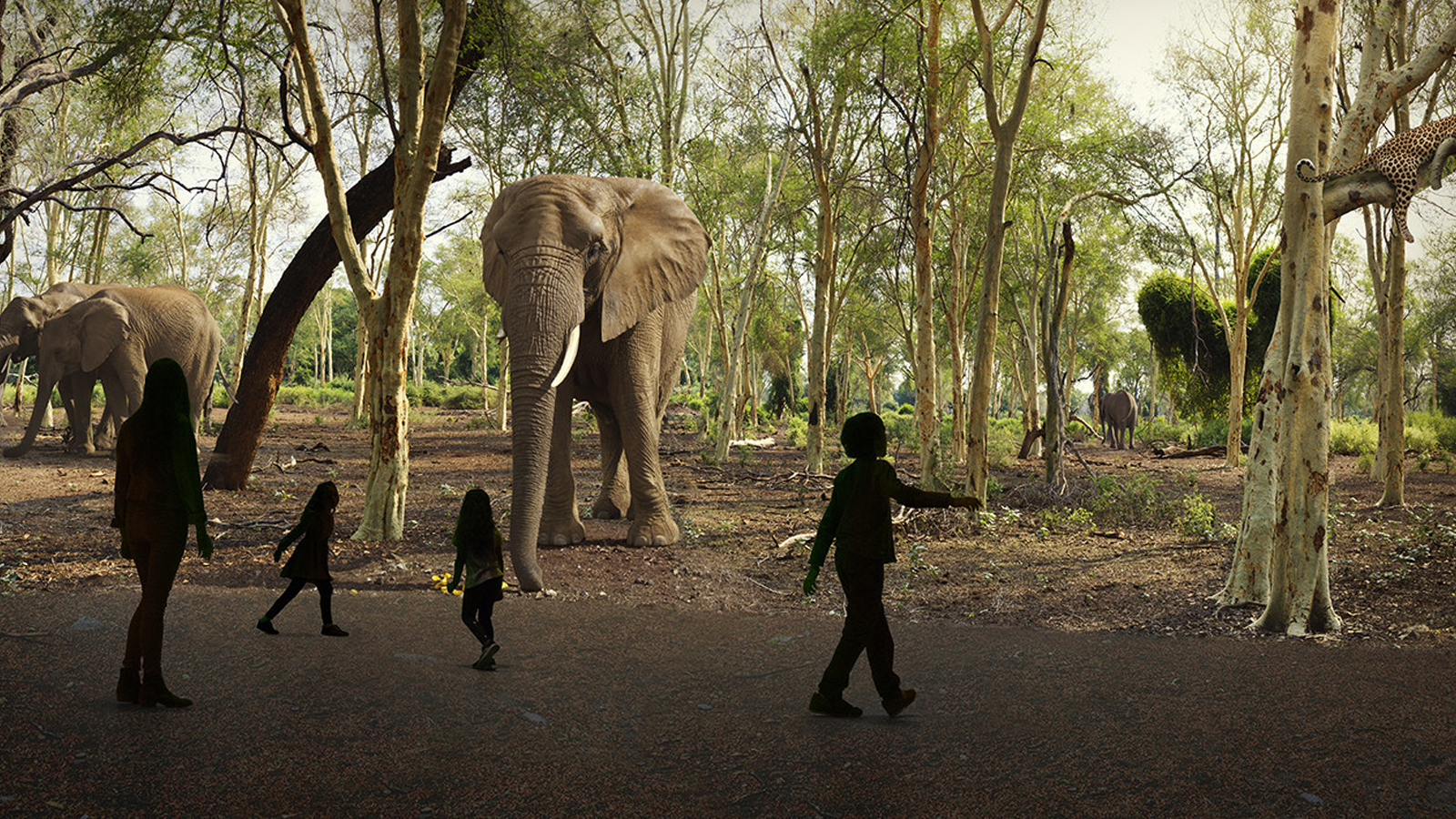 Personnes se promenant à l'intérieur de l'Illuminarium, avec son thème safari