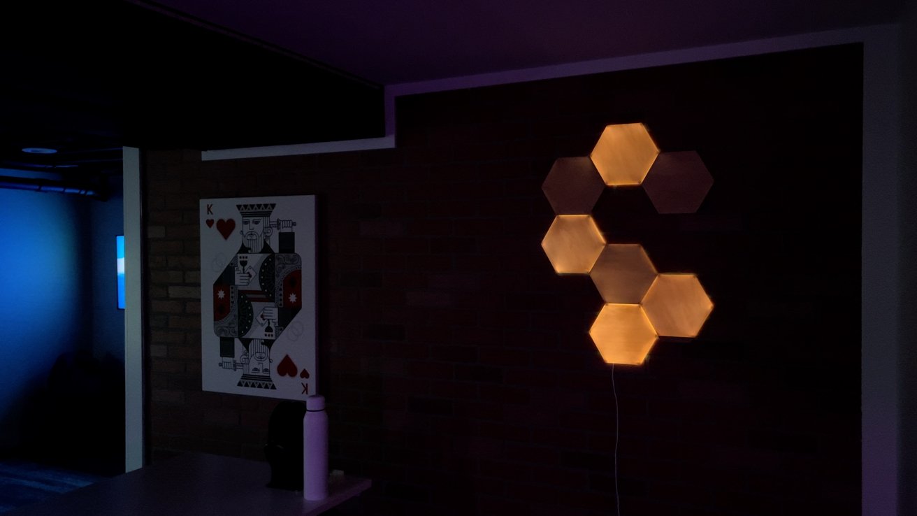 Utilisation des hexagones Nanoleaf Elements aspect bois la nuit