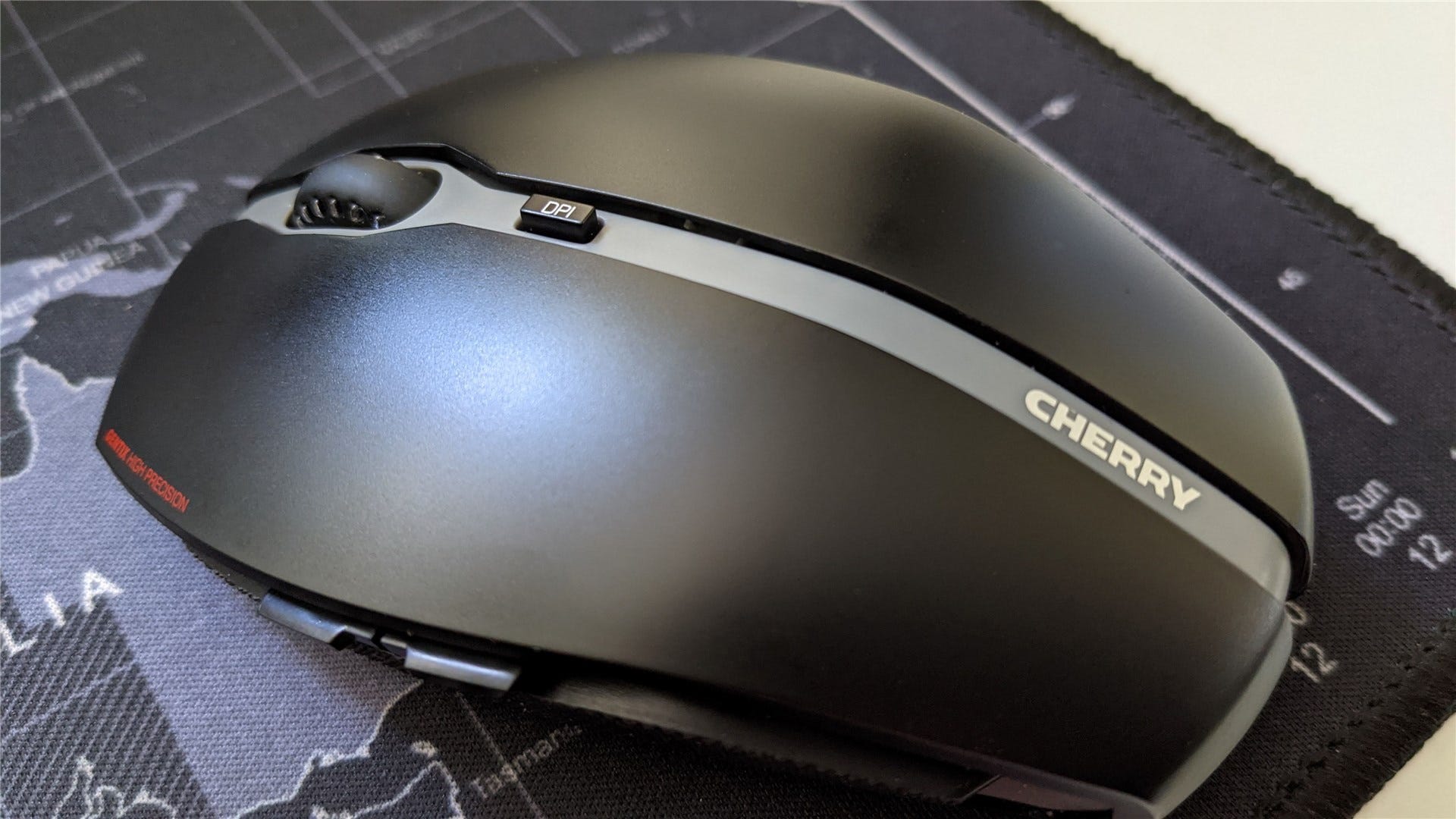 La souris Cherry Gentix avec un focus sur le bouton DPI