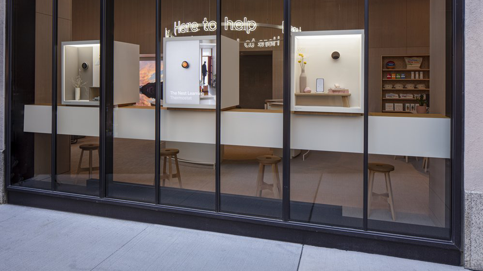 Vue de l'extérieur du magasin, avec des présentoirs de produits dans la vitrine