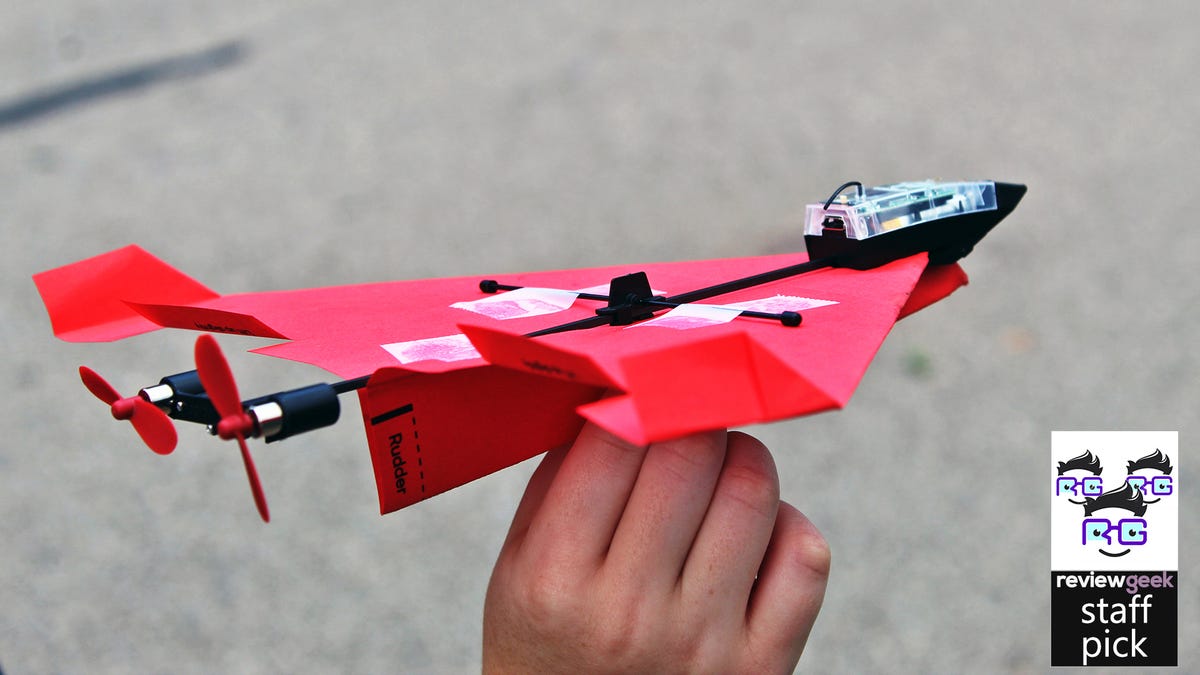 Un avion en papier connecté à un drone RC