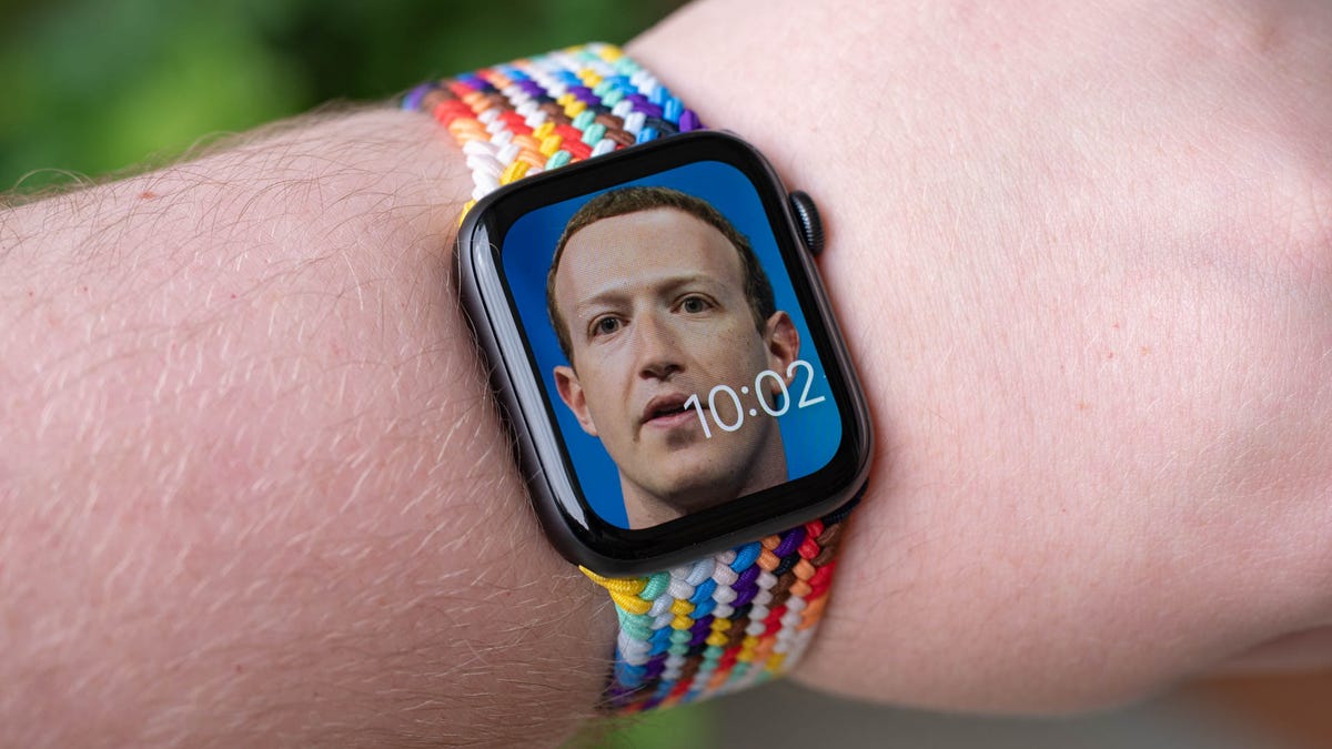 Le visage de Mark Zuckerberg sur une montre intelligente.