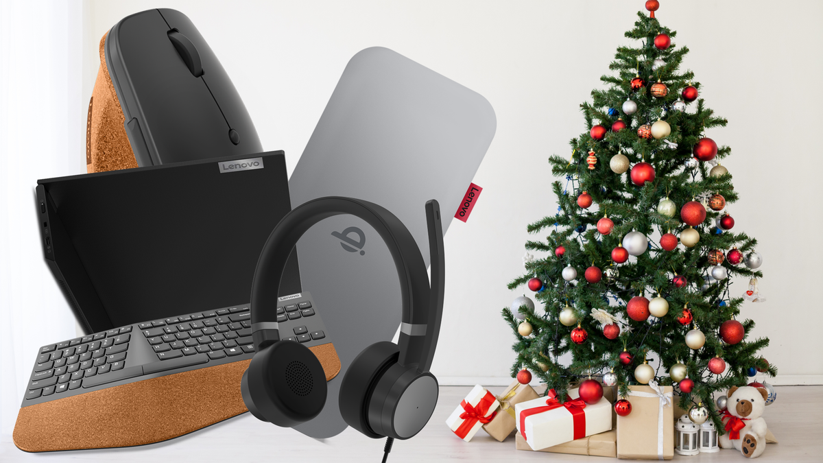 Cinq des nouveaux accessoires de Lenovo à côté d'un arbre de Noël dans une salle blanche