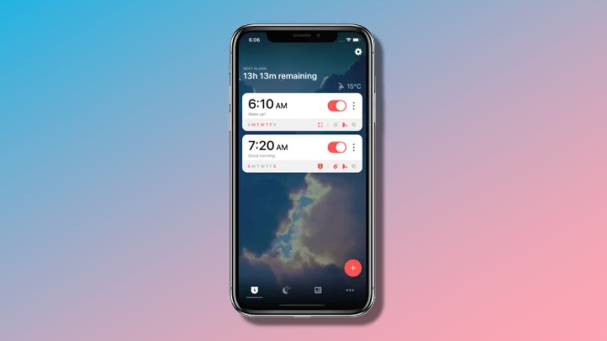 Téléphone avec application Alarmy sur fond multicolore