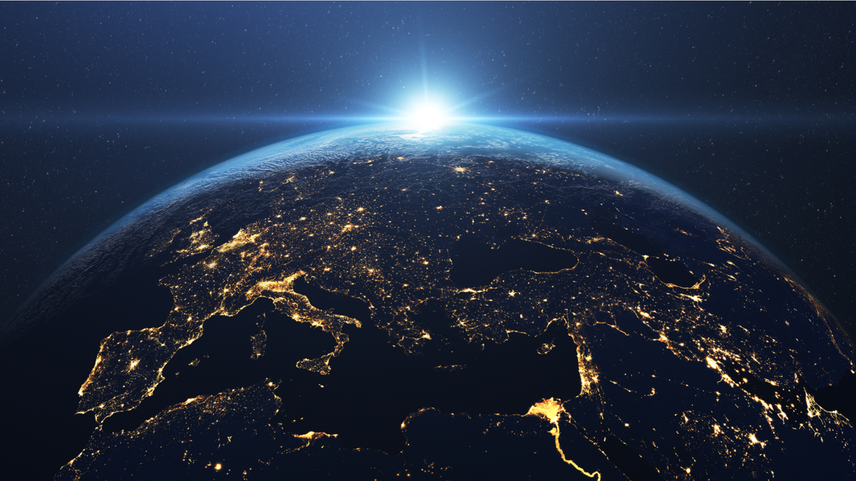 Beau lever de soleil sur la Terre vu de l'espace