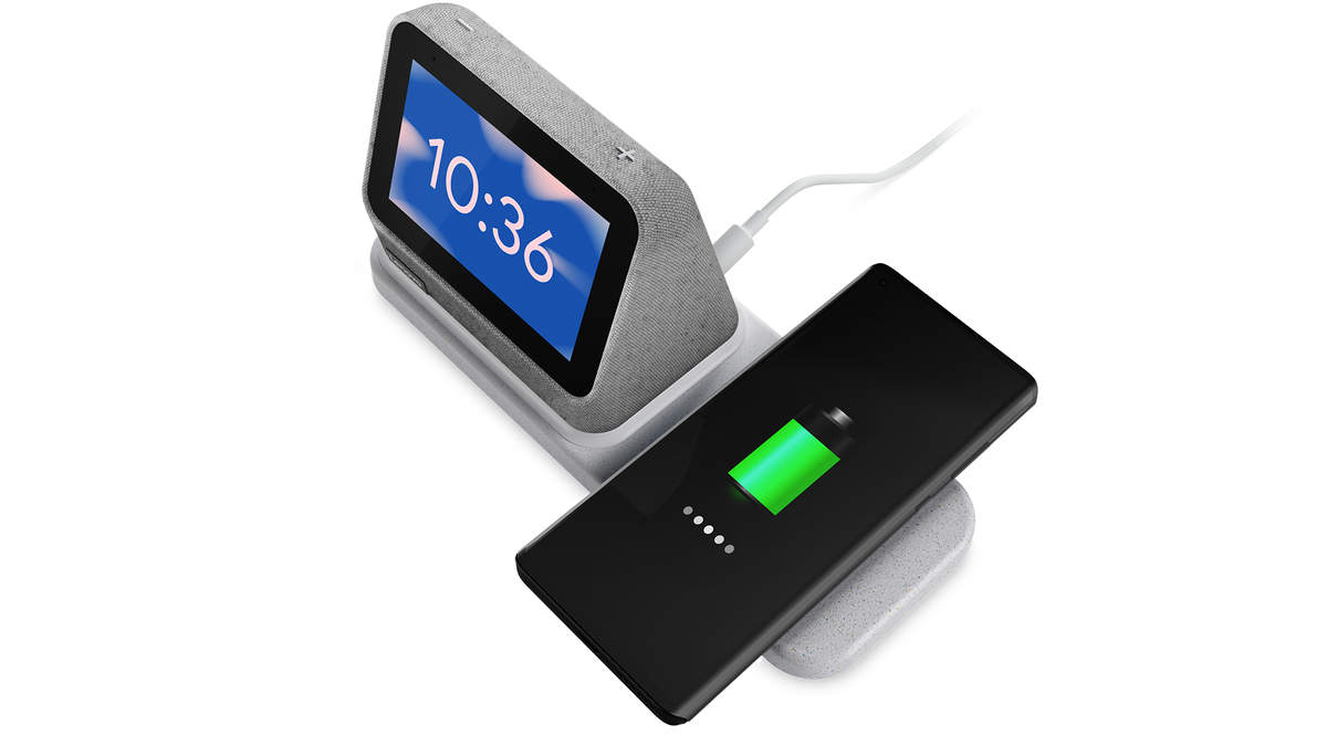 Le Lenovo Smart Clock 2 charge sans fil un téléphone.