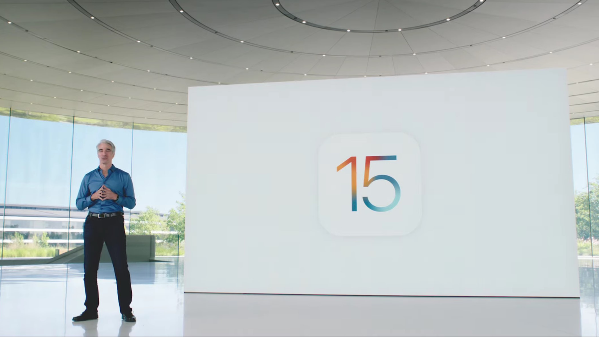 Tim Cook debout au siège d'Apple à côté du panneau iPadOS 15