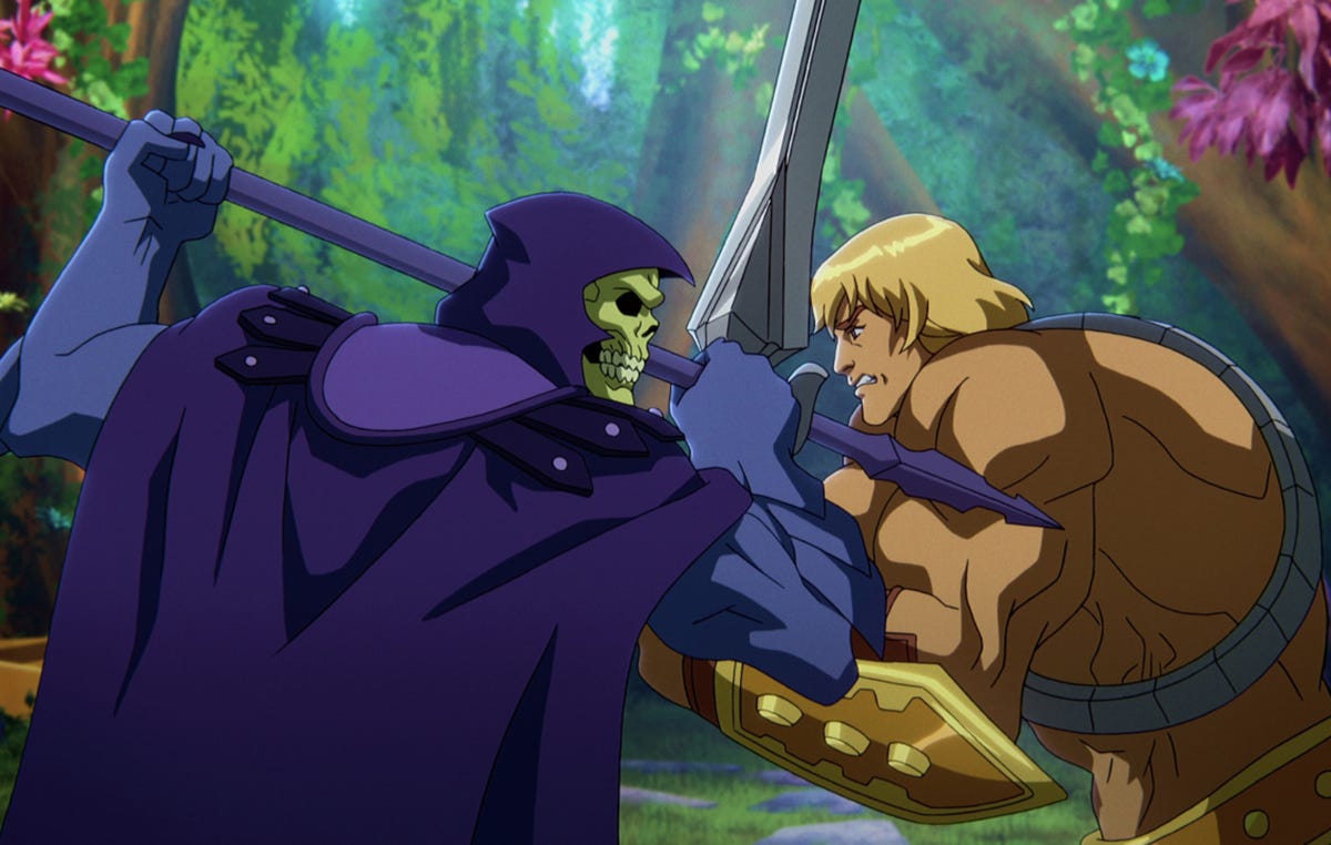 Dans une image animée CG de Masters of the Universe: Revelation, Skeletor (à gauche), qui porte une cape violette et une capuche sur son crâne, saisit sa lance dans une bataille contre He-Man (à droite), un fort torse nu mâle blond avec une ceinture blindée dorée et des plaques de poignet tenant une épée d'argent.