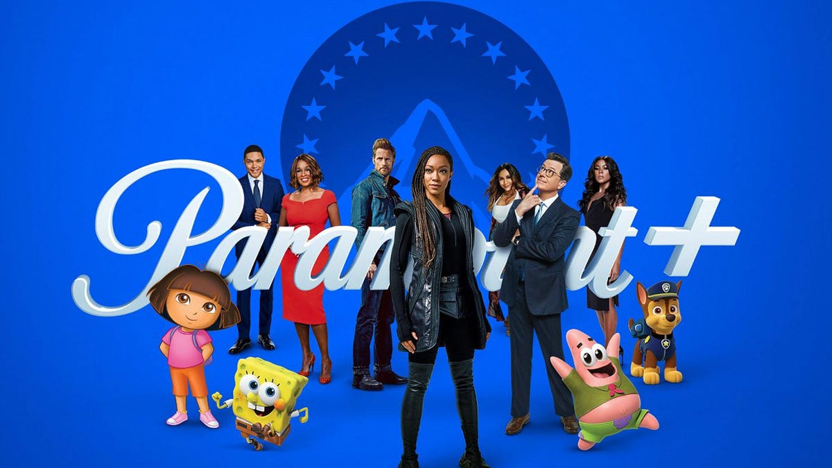 Divers caractères de ViacomCBS montre debout devant le logo Paramount+