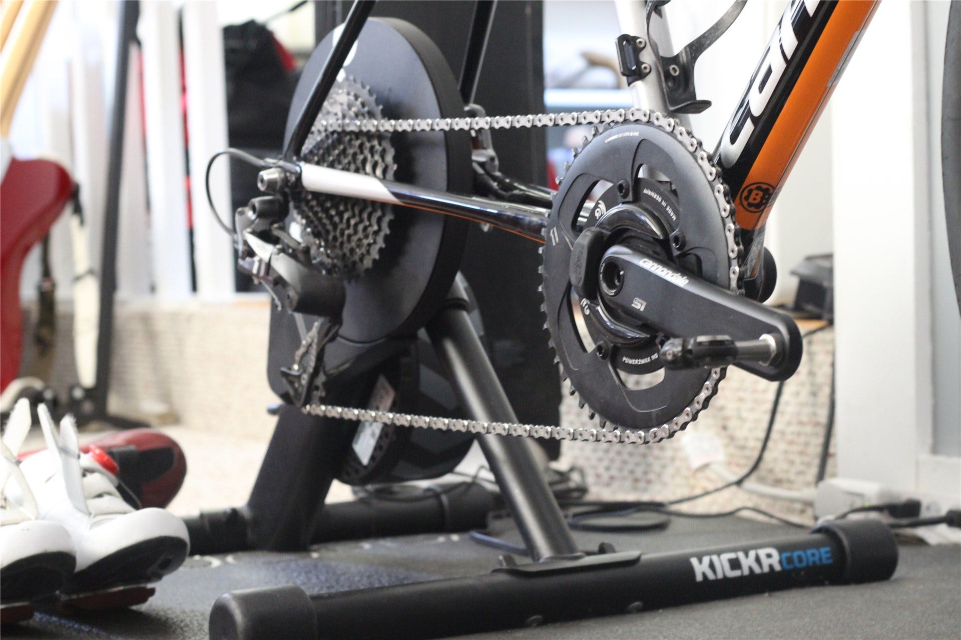 Un vélo monté sur un home trainer intelligent à entraînement direct, avec un capteur de puissance basé sur une araignée