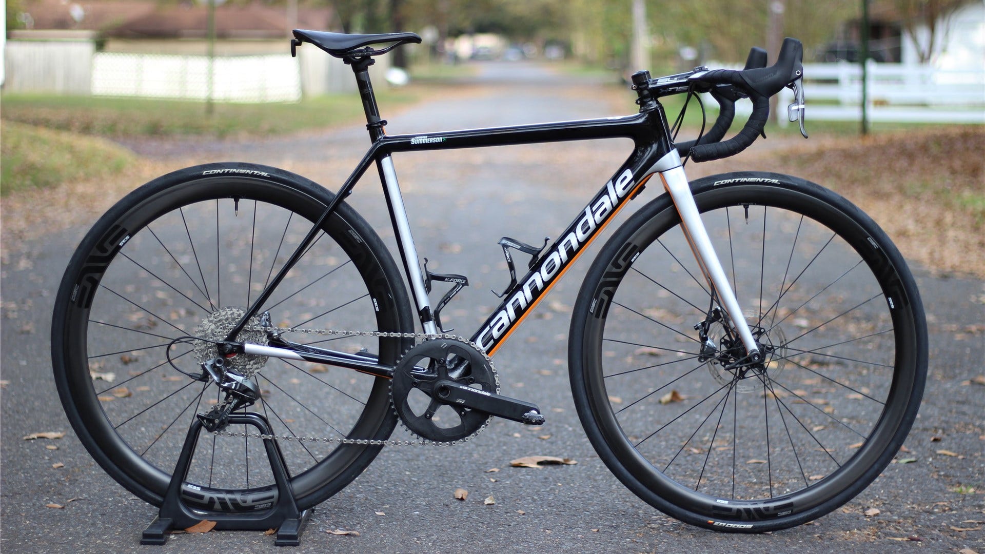 Un Cannondale Supersix Evo en noir, argent et orange