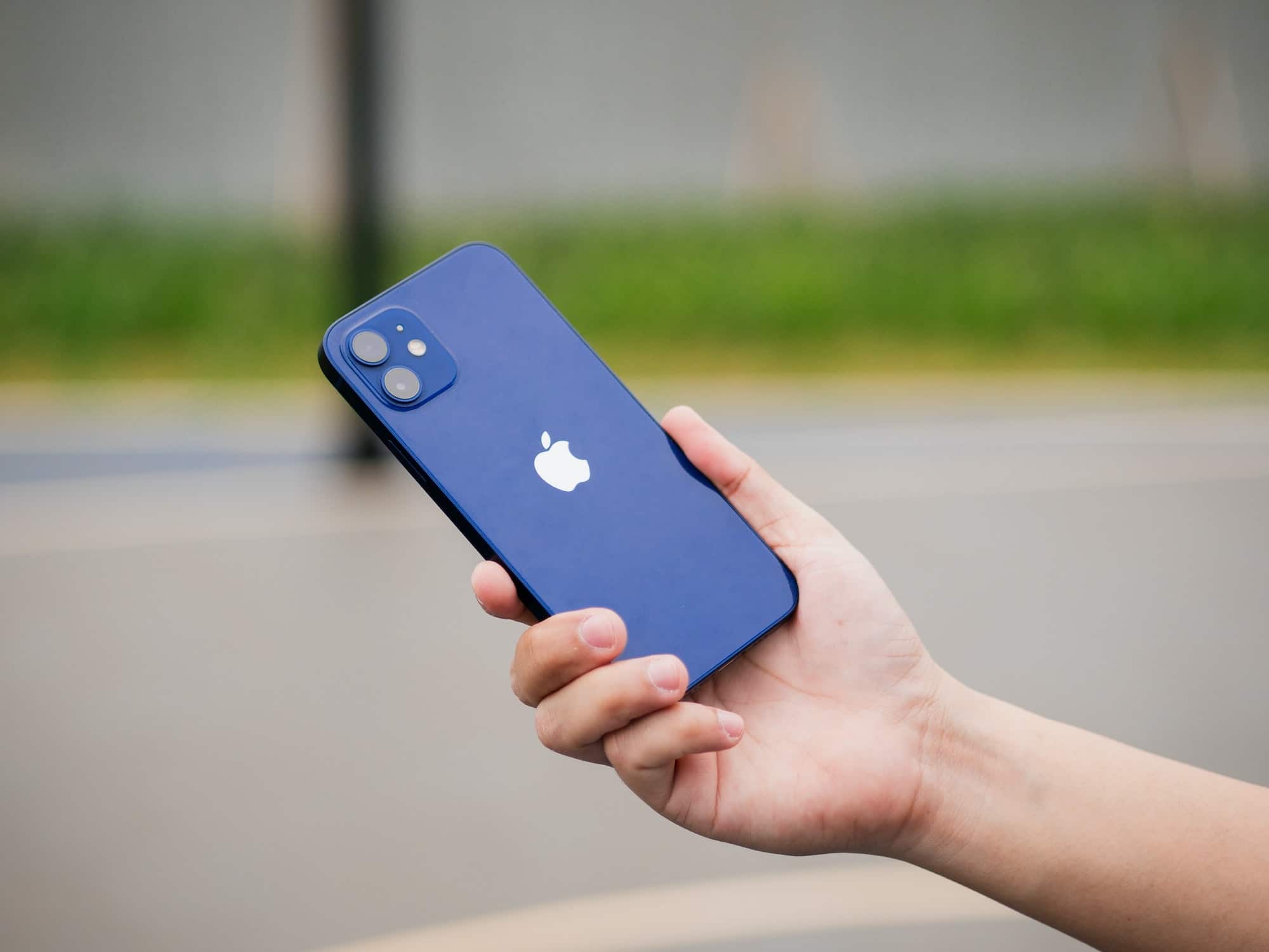 iPhone 12 en bleu