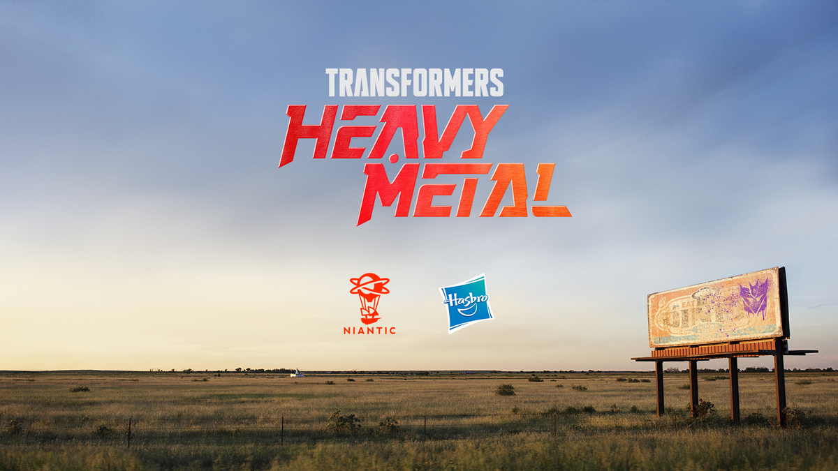 Transformers : logo du jeu Heavy Metal devant un paysage poussiéreux de l'ouest tourné avec un panneau d'affichage décoloré