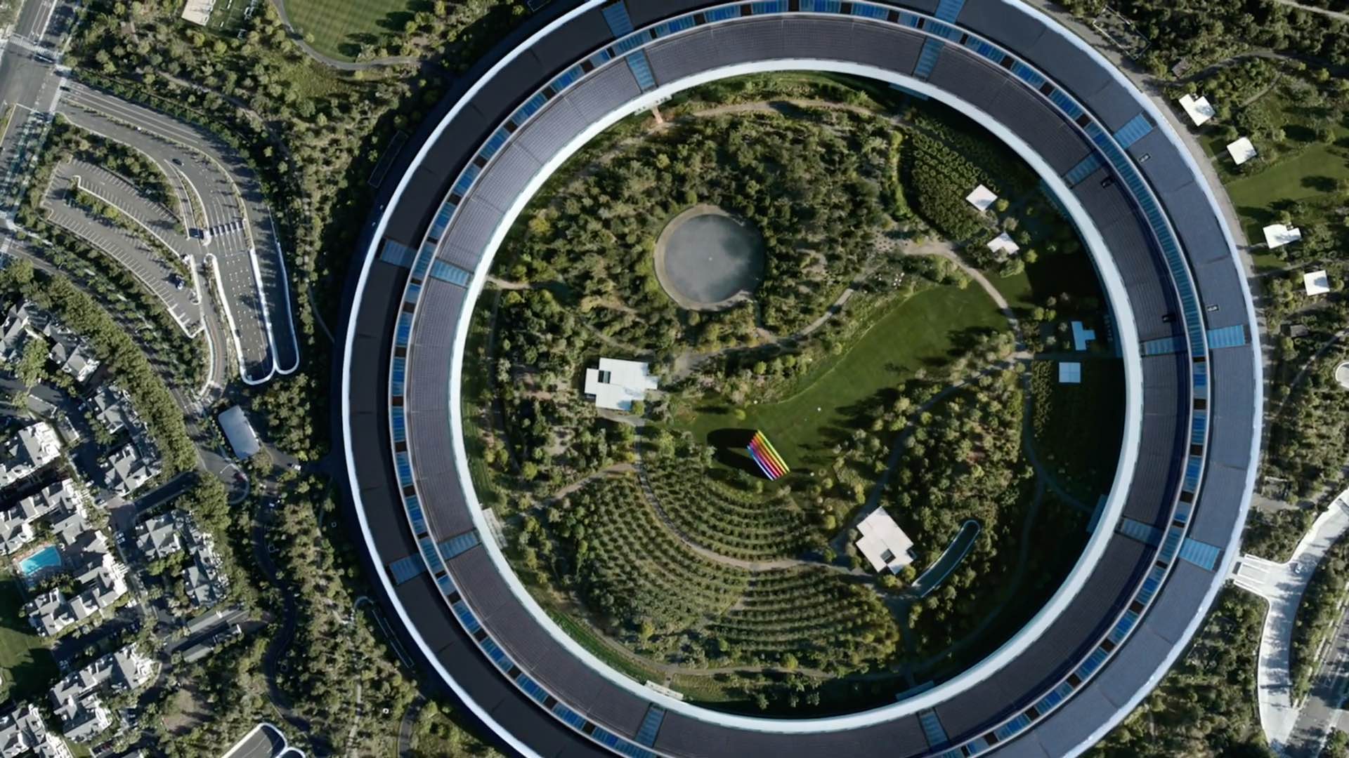 Sebuah foto yang menunjukkan tampilan udara dari kantor pusat Apple Park