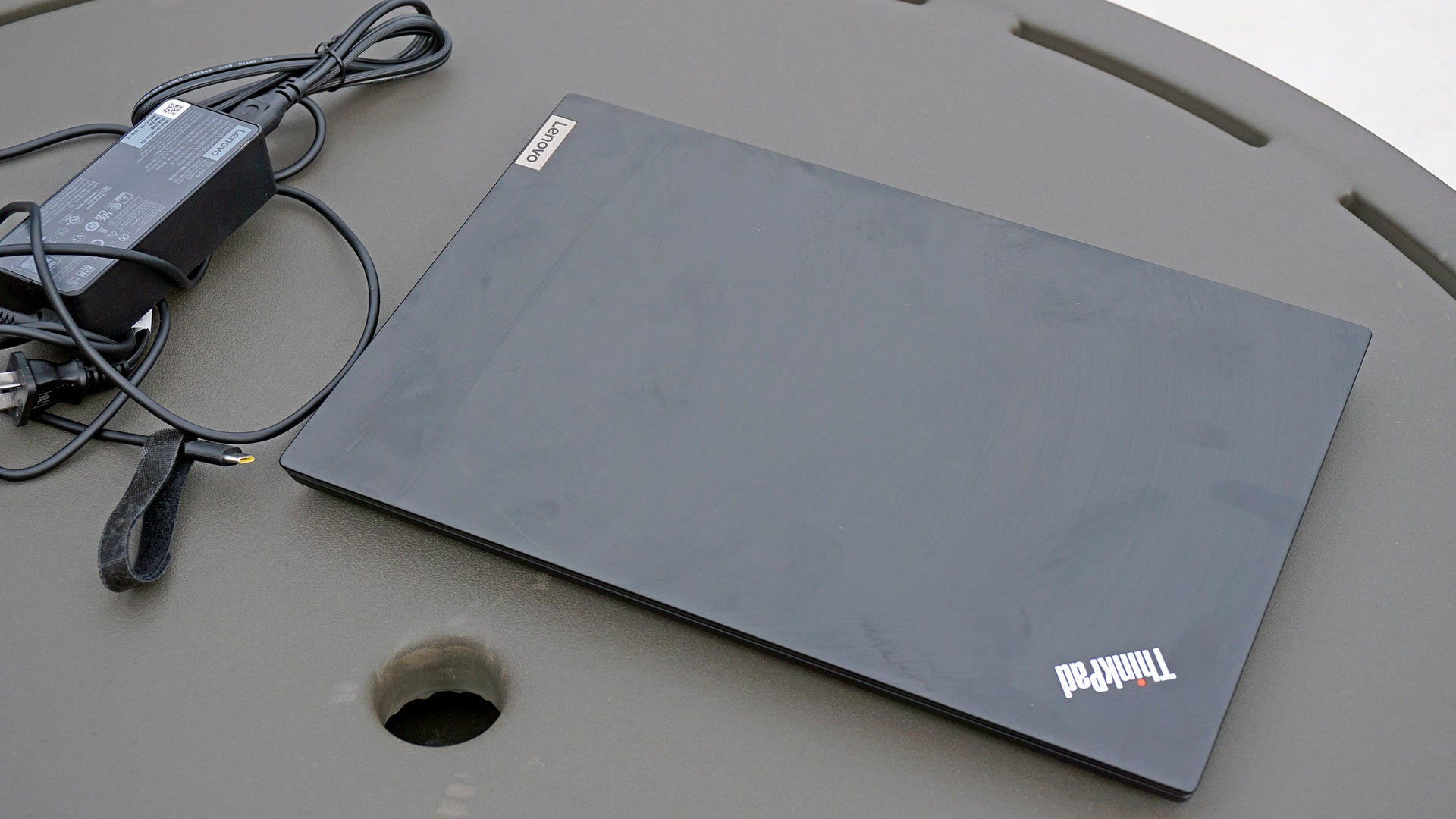 ThinkPad E14 dengan kabel daya