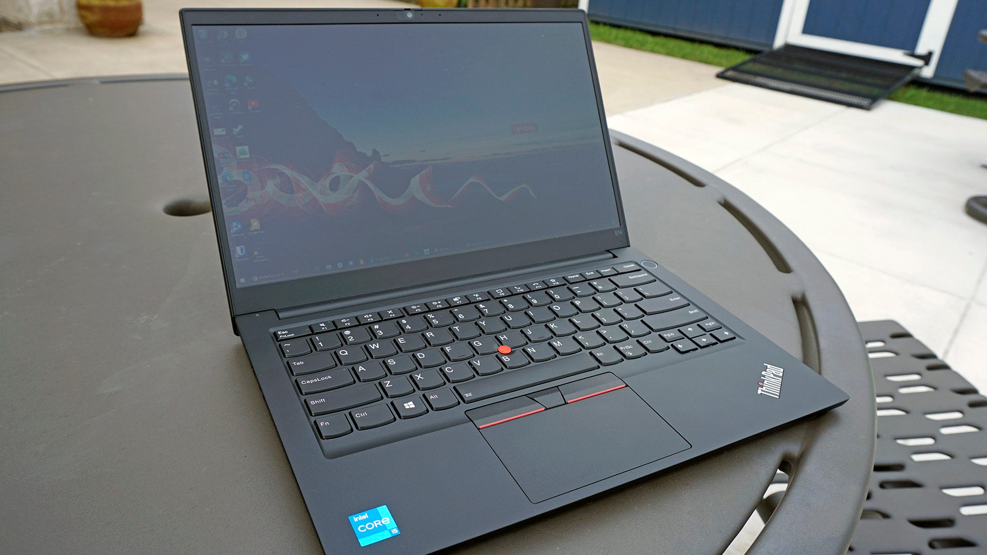 ThinkPad E14 buka dengan keyboard