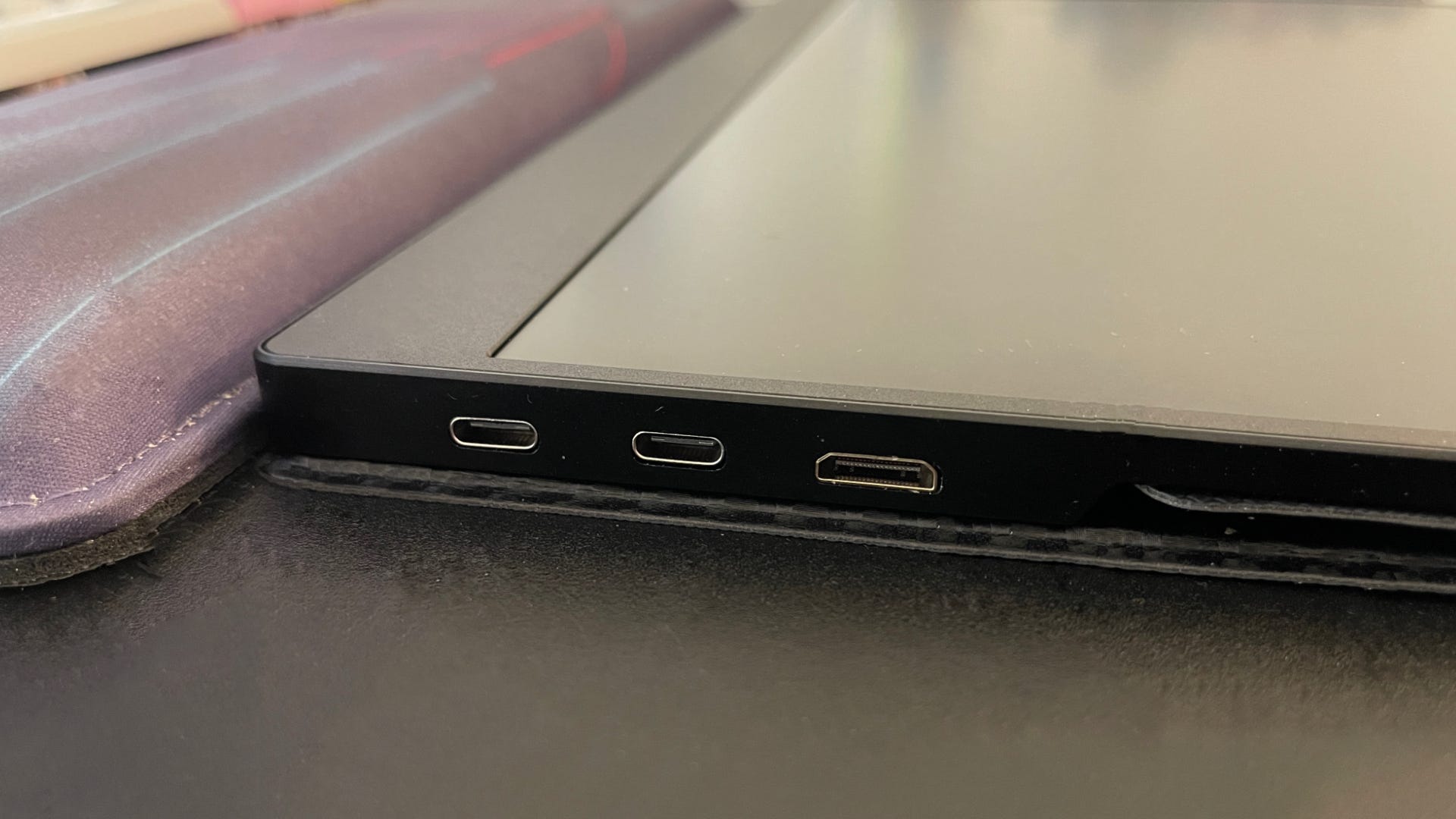 Port USB-C ganda dan port mini-HDMI untuk monitor Vissles