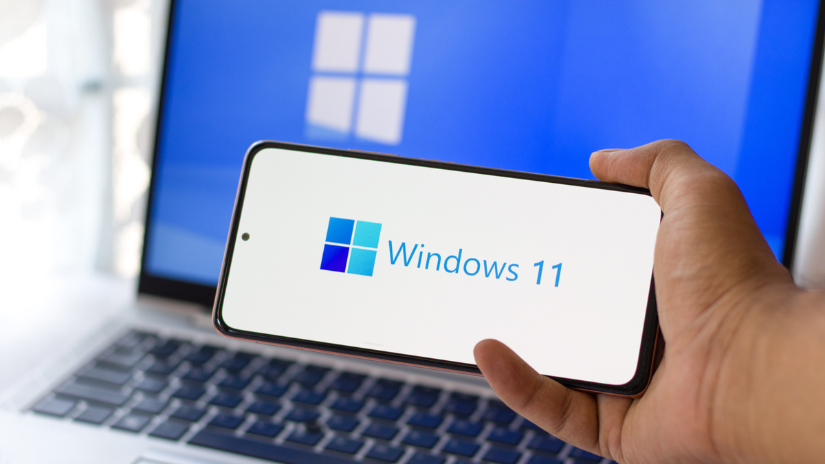 Logo Windows 11 di layar laptop