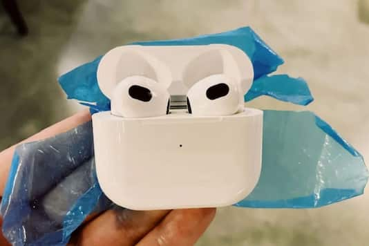 Immagine live di AirPods 3. (Credito immagine: Weibo/@UnclePanPan)