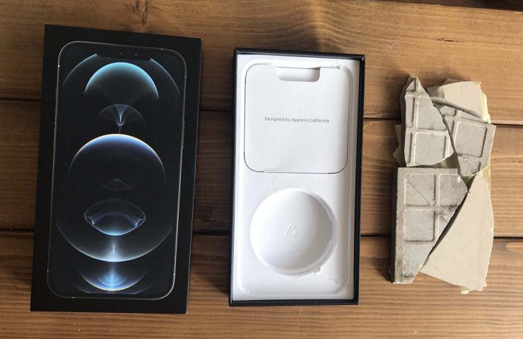 Il cliente ha ordinato un iPhone 12 Pro Max, ma ha ricevuto un riquadro rotto in una scatola ufficiale
