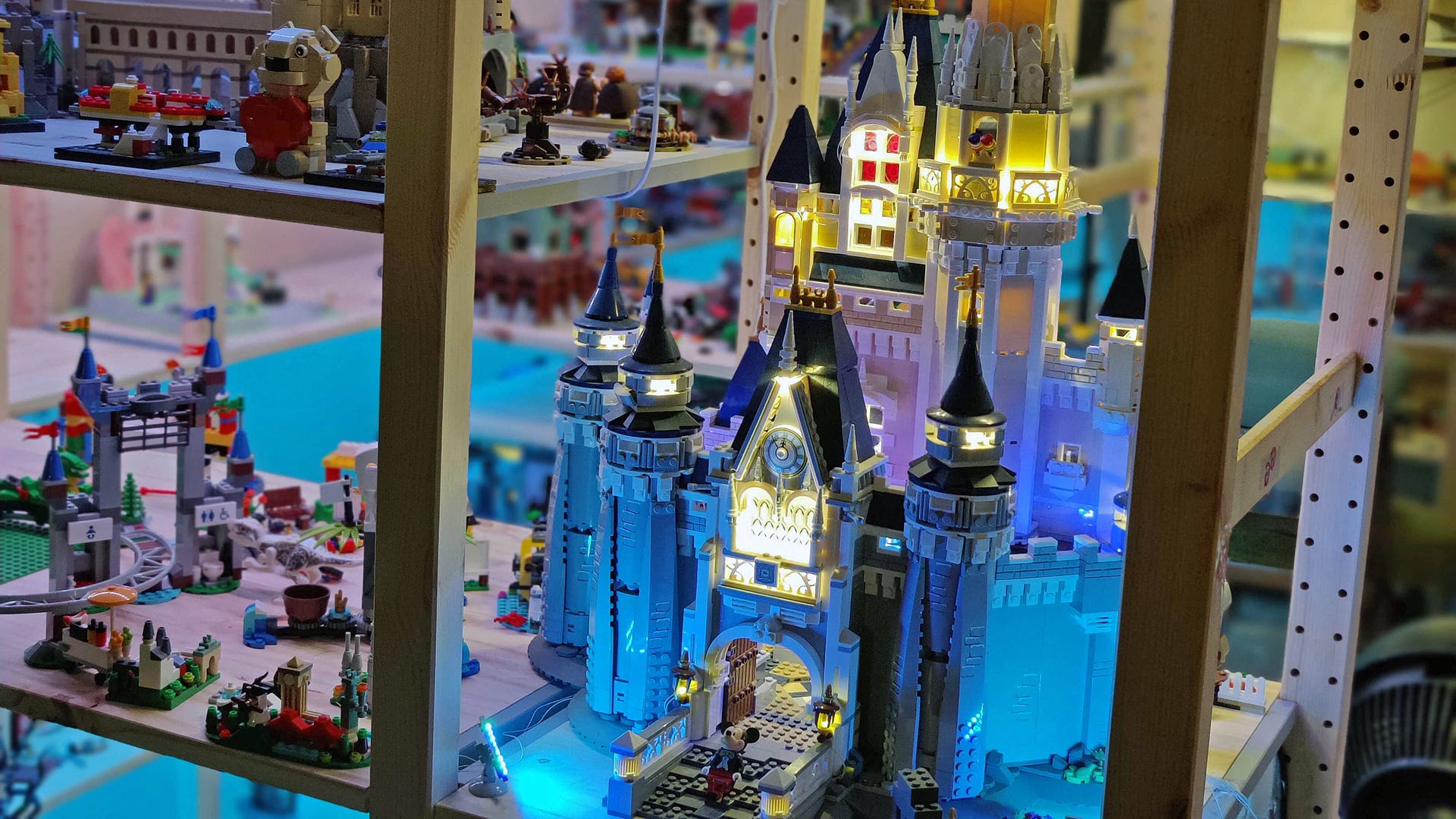 Un castello LEGO Disney con sezioni illuminate.