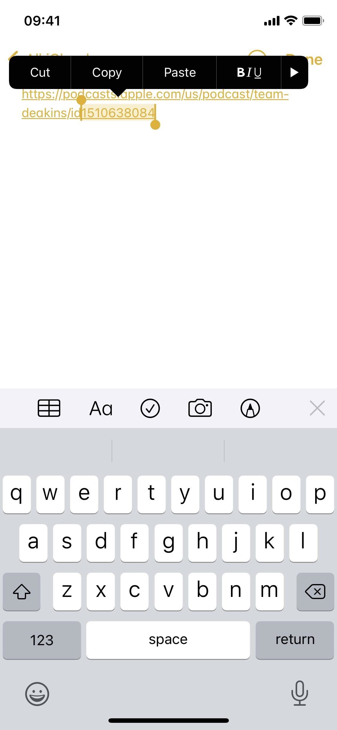Riproduzione automatica di nuovi episodi di podcast su iPhone quando si collegano le cuffie, si inizia un viaggio, si tocca un tag NFC e altro