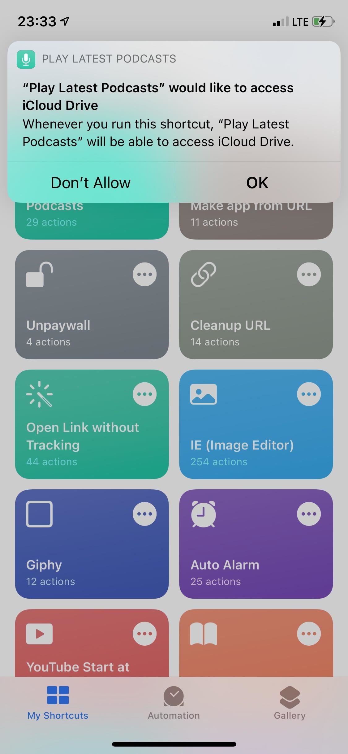 Riproduzione automatica Nuovi episodi di podcast sull'iPhone quando si collegano le cuffie, si inizia un viaggio, si tocca un tag NFC e altro
