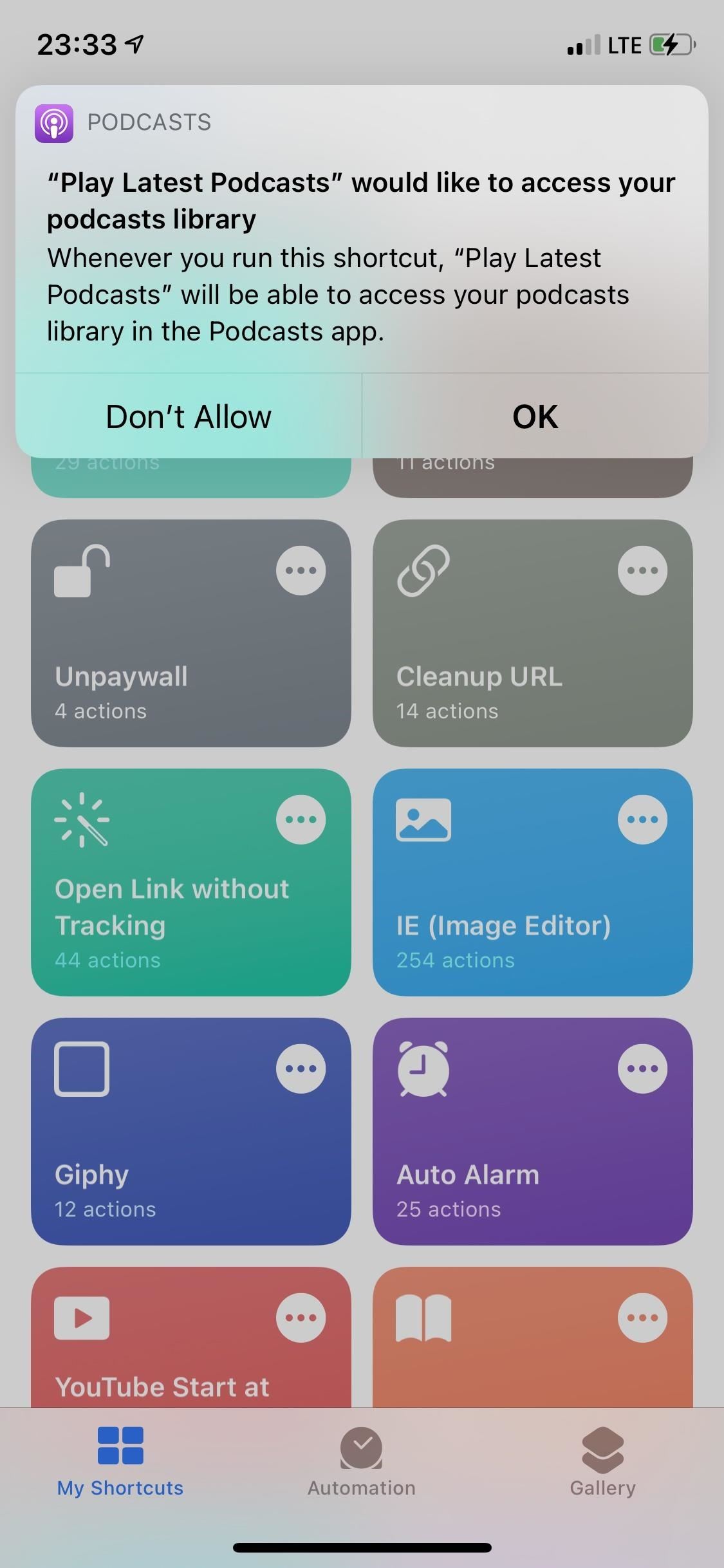 Riproduzione automatica di nuovi episodi di podcast su iPhone quando si collegano le cuffie, si inizia un viaggio, si tocca un tag NFC e altro