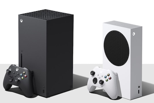 Xbox Series Console X (L) e Xbox Series S (R).
