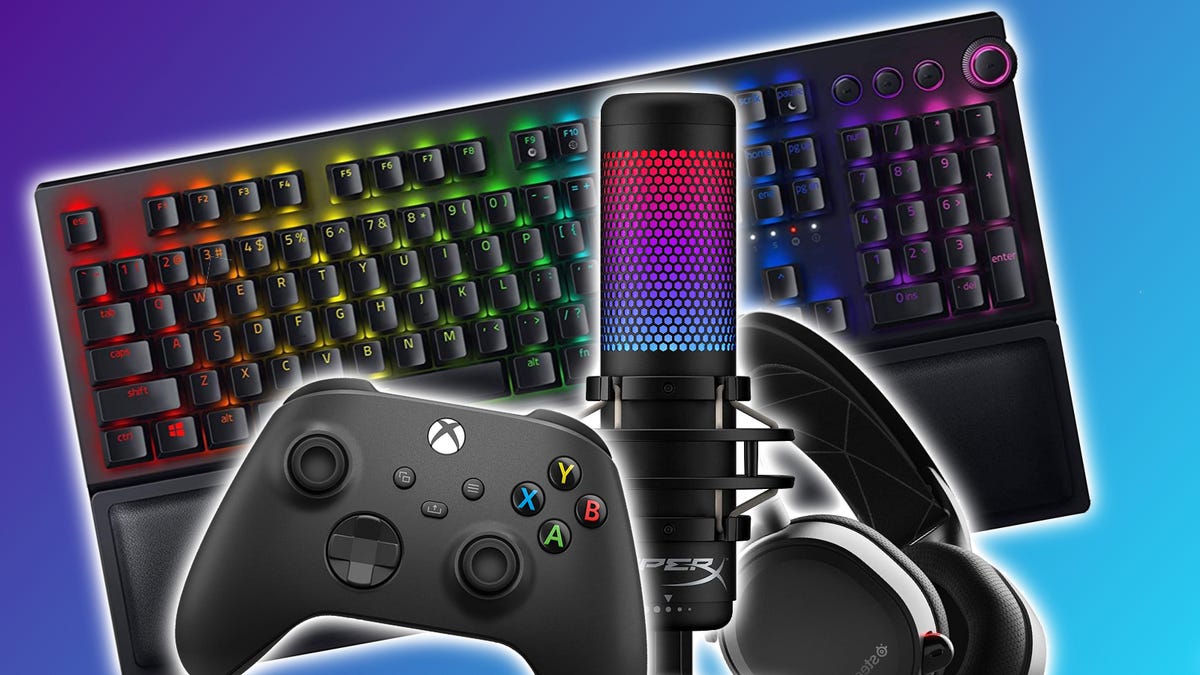Razer BlackWidow V3 Pro, HyperX QuadCast S, controller Xbox Core e SteelSeries Arctis 7 su uno sfondo multicolore.